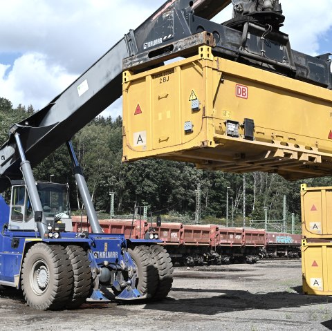 Die Reachstacker sind wendig und heben die Container vom LKW auf die Schiene, © Eifel Tourismus/Petra Grebe Die Reachstacker sind wendig und heben die Container vom LKW auf die Schiene, © Eifel Tourismus/Petra Grebe