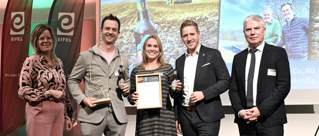 Die Vulkan Brauerei bekommt den EIFEL Award 2025 "Regionale Wertschöpfung", © Eifel Tourismus/Petra Grebe Die Vulkan Brauerei bekommt den EIFEL Award 2025 "Regionale Wertschöpfung", © Eifel Tourismus/Petra Grebe