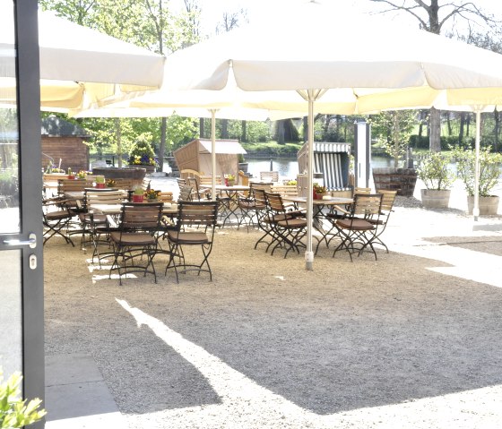 Die Terrasse der Eiflers Zeiten, © Landlust Burg Flamersheim Die Terrasse der Eiflers Zeiten, © Landlust Burg Flamersheim