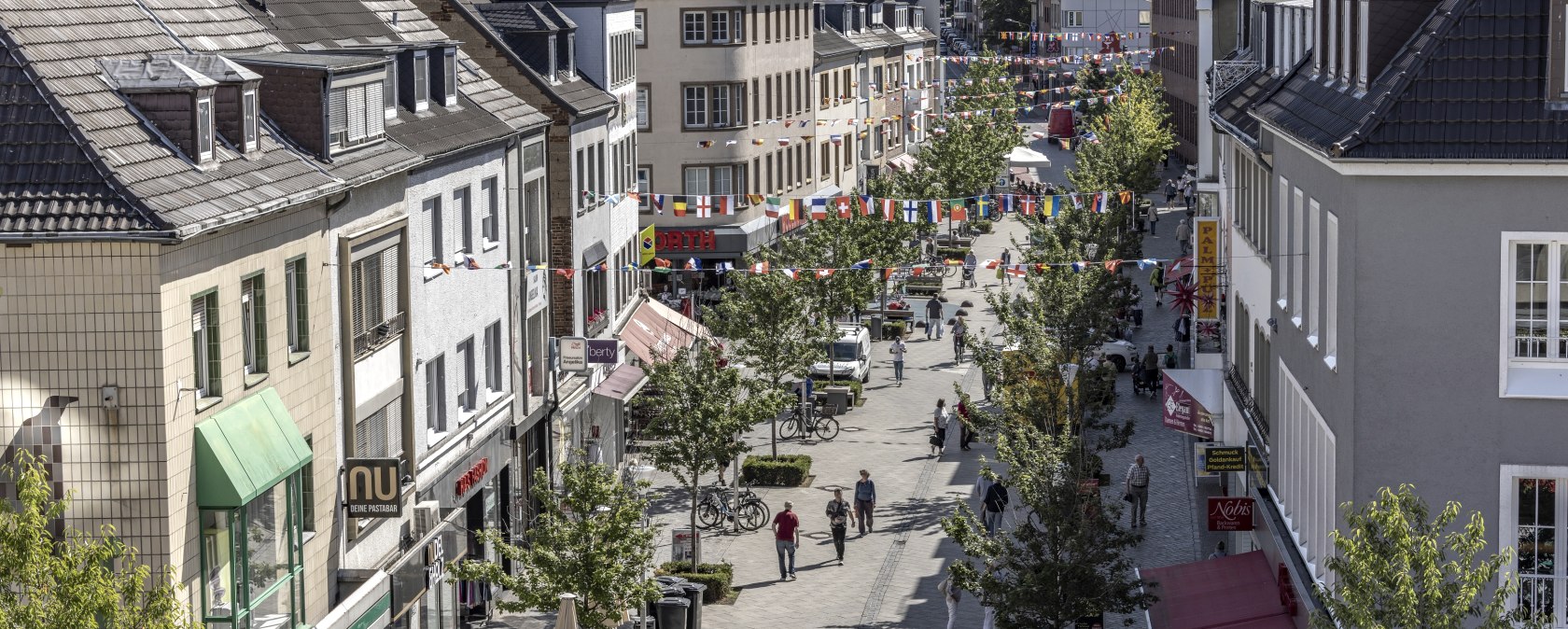 Fußgängerzone mit Wochenmarkt, © Eifel Tourismus GmbH/Vollmer Fußgängerzone mit Wochenmarkt, © Eifel Tourismus GmbH/Vollmer