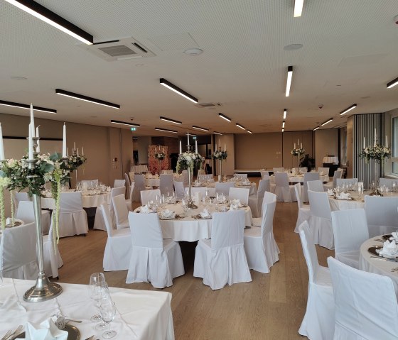 Hochzeit runde Tische im Seehotel Maria Laach, © Seehotel Maria Laach Hochzeit runde Tische im Seehotel Maria Laach, © Seehotel Maria Laach