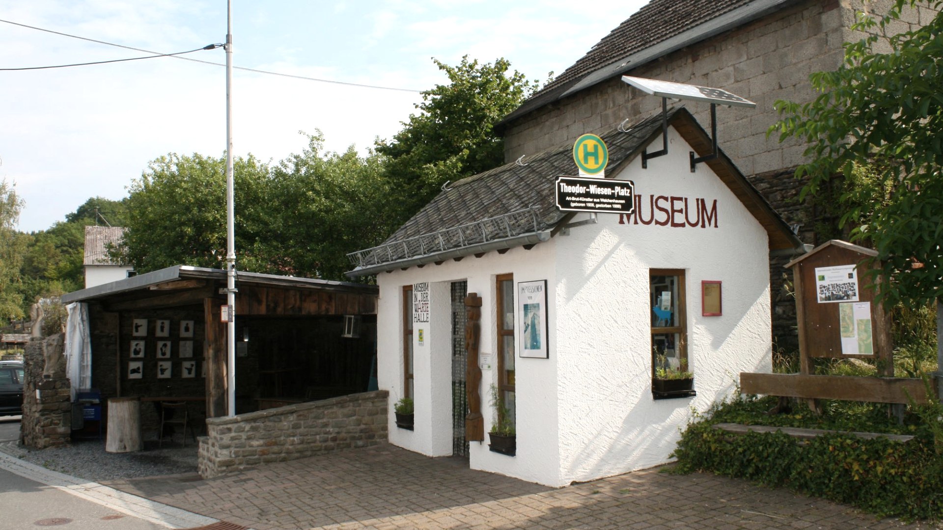 Das „wArtehalle“-Museum Welchenhausen. Etwas so Unwahrscheinliches hätte man im 30-Einwohner-Dorf nicht erwartet. , © Eifel hautnah, Stefan Lieser Das „wArtehalle“-Museum Welchenhausen. Etwas so Unwahrscheinliches hätte man im 30-Einwohner-Dorf nicht erwartet. , © Eifel hautnah, Stefan Lieser