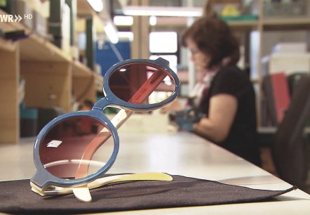 Die SWR-Reihe "Made in Südwest" Dokumentierte die Fertigung dieser Brille. Die Sendung ist in der Mediathek unter www.swr-fernsehen.de verfügbar. , © Hoffmann Natural Eyewear Die SWR-Reihe "Made in Südwest" Dokumentierte die Fertigung dieser Brille. Die Sendung ist in der Mediathek unter www.swr-fernsehen.de verfügbar. , © Hoffmann Natural Eyewear