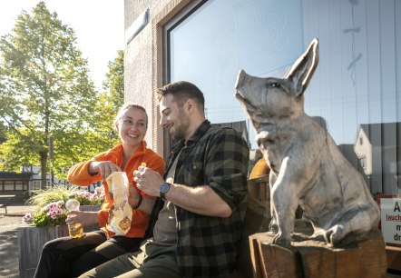 Pause am Hofladen Leif, © Tourist-Information Hocheifel-Nürburgring, Dominik Ketz Pause am Hofladen Leif, © Tourist-Information Hocheifel-Nürburgring, Dominik Ketz