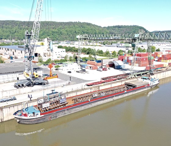 Ein Binnenschiff wird verladen, © Trierer Hafengesellschaft mbH Ein Binnenschiff wird verladen, © Trierer Hafengesellschaft mbH