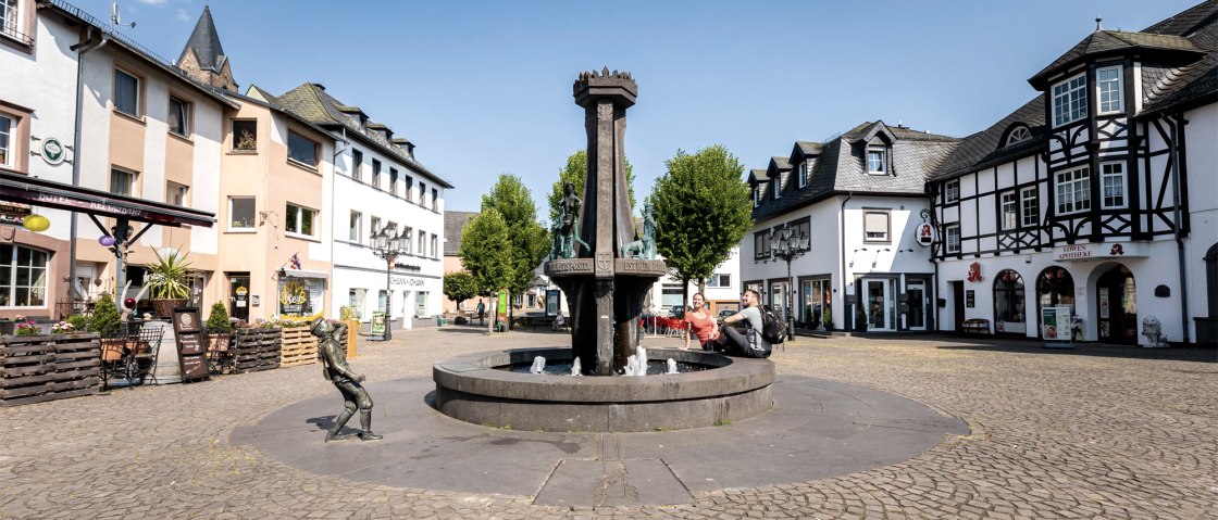 Hexenbrunnen am Postplatz, © Eifel Tourismus GmbH/Dominik Ketz Hexenbrunnen am Postplatz, © Eifel Tourismus GmbH/Dominik Ketz