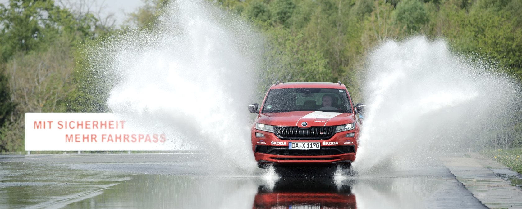 Aquaplaning, © Fahrsicherheitszentrum Nürburgring Aquaplaning, © Fahrsicherheitszentrum Nürburgring