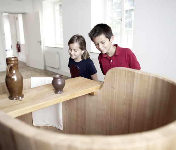 Kinder an Holzbadewanne, © LVR ZMB D. SChmidt Kinder an Holzbadewanne, © LVR ZMB D. SChmidt