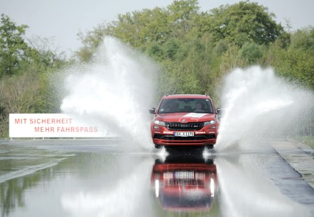 Aquaplaning, © Fahrsicherheitszentrum Nürburgring Aquaplaning, © Fahrsicherheitszentrum Nürburgring