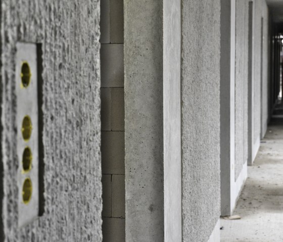 Innen im Gebäude bleibt der Beton an den Wänden sichtbar., © Eifel Tourismus/Petra Grebe Innen im Gebäude bleibt der Beton an den Wänden sichtbar., © Eifel Tourismus/Petra Grebe