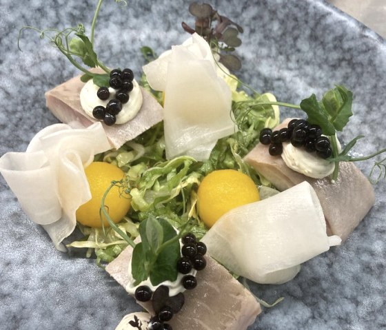 Räucheraal mit Endiviensalat und Rettich, © Rosenflora Räucheraal mit Endiviensalat und Rettich, © Rosenflora