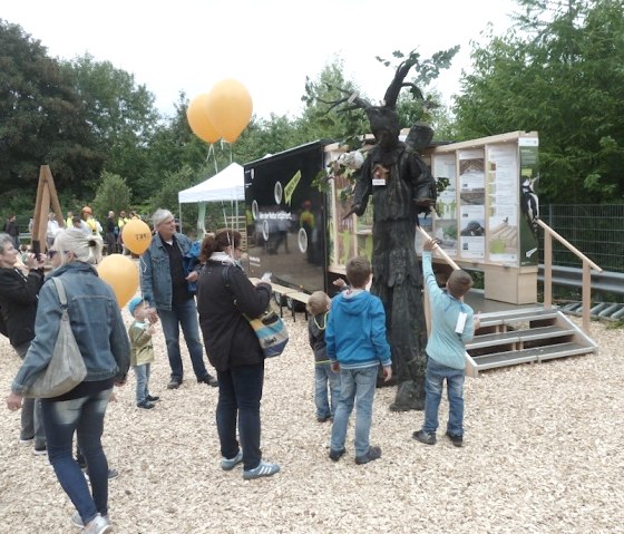 Die „Mobile Holz-Expo.NRW“: Eine Ausstellung auf vier Rädern., © Stephan Klein Die „Mobile Holz-Expo.NRW“: Eine Ausstellung auf vier Rädern., © Stephan Klein