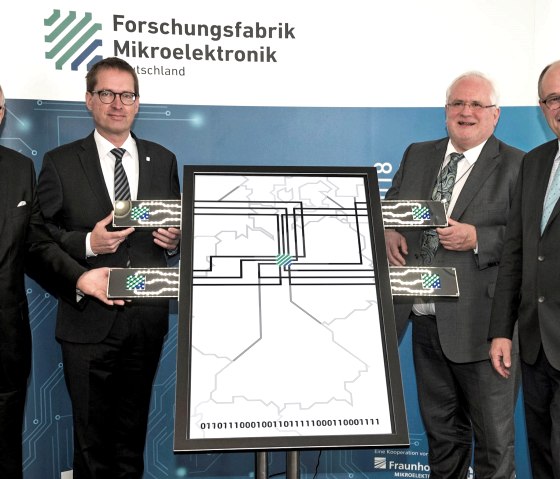 Startschuss für die Forschungsfabrik Mikroelektronik Deutschland, © Forschungsfabrik Mikroelektronik Deutschland (FMD) Startschuss für die Forschungsfabrik Mikroelektronik Deutschland, © Forschungsfabrik Mikroelektronik Deutschland (FMD)
