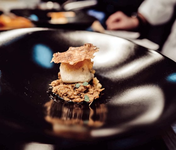 Gezupftes vom Kikokhuhn mit gefüllten Dampfnudeln, © Brockel-Schlimbach Gezupftes vom Kikokhuhn mit gefüllten Dampfnudeln, © Brockel-Schlimbach