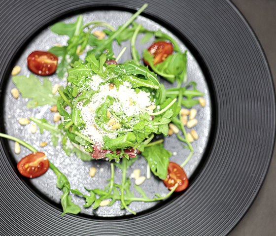 Handgeklopftes Carpaccio vom Eifler Rind an Trüffelvinaigrette Handgeklopftes Carpaccio vom Eifler Rind an Trüffelvinaigrette