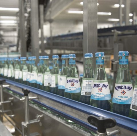 Gerolsteiner auf Förderband, © Gerolsteiner Brunnen GmbH & Co. KG Gerolsteiner auf Förderband, © Gerolsteiner Brunnen GmbH & Co. KG