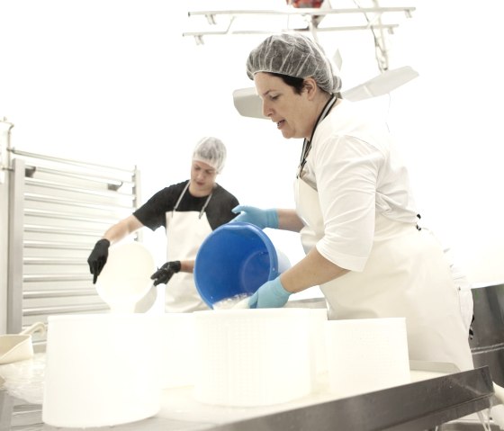 Käse ausschöpfen, © Goltz | Phormat Käse ausschöpfen, © Goltz | Phormat