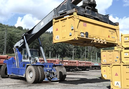 Die Reachstacker sind wendig und heben die Container vom LKW auf die Schiene, © Eifel Tourismus/Petra Grebe Die Reachstacker sind wendig und heben die Container vom LKW auf die Schiene, © Eifel Tourismus/Petra Grebe