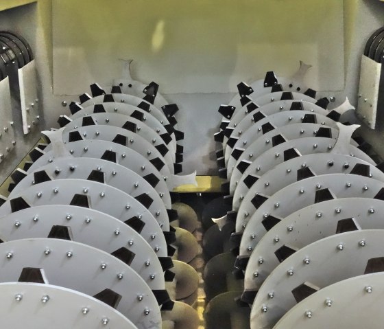 Mit dem Ballenauflöser werden die gepressten Strohballen aufgelöst , © creapaper GmbH Mit dem Ballenauflöser werden die gepressten Strohballen aufgelöst , © creapaper GmbH