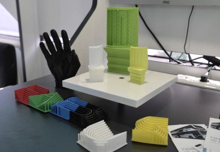 3D-Druck aus dem FabBus – rollendes Labor mit 3D-Druckern, © Zukunftsinitiative Eifel (c) Petra Grebe 3D-Druck aus dem FabBus – rollendes Labor mit 3D-Druckern, © Zukunftsinitiative Eifel (c) Petra Grebe