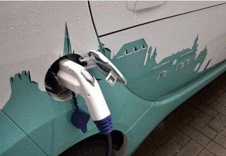 Fahrzeug an der Ladestation, © FH Aachen Fahrzeug an der Ladestation, © FH Aachen