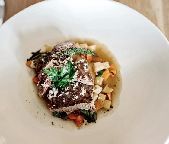 Kalbstafelspitz im Wurzelgemüsesud, © Brockel-Schlimbach Kalbstafelspitz im Wurzelgemüsesud, © Brockel-Schlimbach