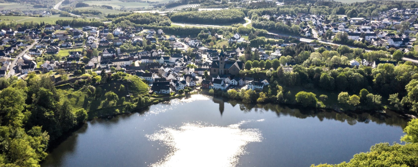 Blick von oben auf das Ulmener Maar, © GesundLand Vulkaneifel GmbH, D. Ketz Blick von oben auf das Ulmener Maar, © GesundLand Vulkaneifel GmbH, D. Ketz