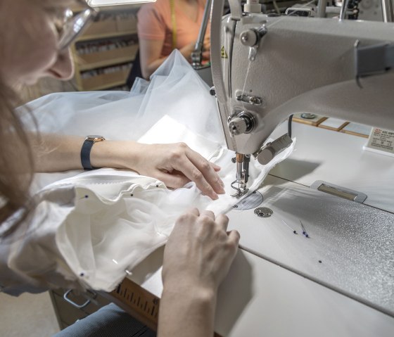 Beim Nähen, © Margret Gasper Beim Nähen, © Margret Gasper