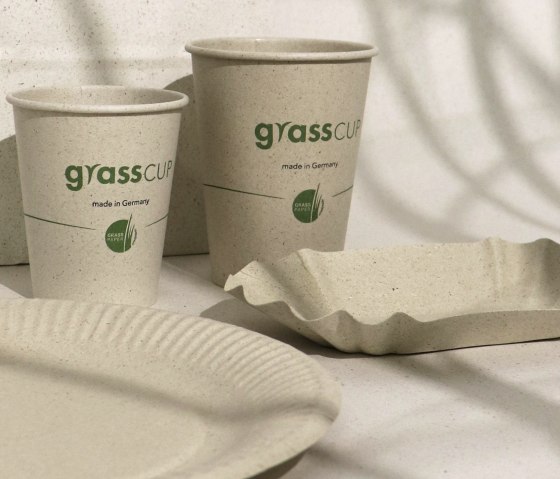 Becher und Teller aus Graspapier, © creapaper GmbH Becher und Teller aus Graspapier, © creapaper GmbH