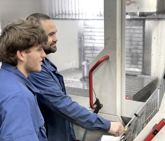 Mitarbeiter an der Maschine, © Hecker & Krosch GmbH Mitarbeiter an der Maschine, © Hecker & Krosch GmbH