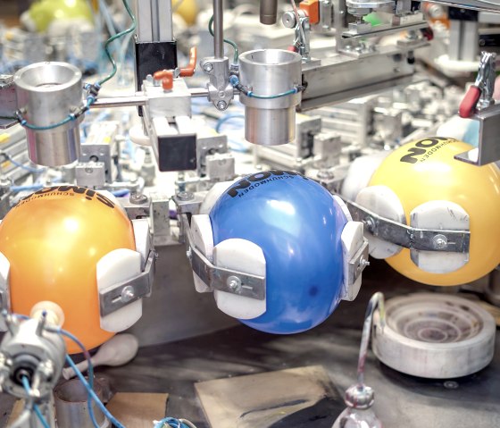 Bei den Westeifelwerken werden auch Luftballons hergestellt, © Jochen Hank Bei den Westeifelwerken werden auch Luftballons hergestellt, © Jochen Hank