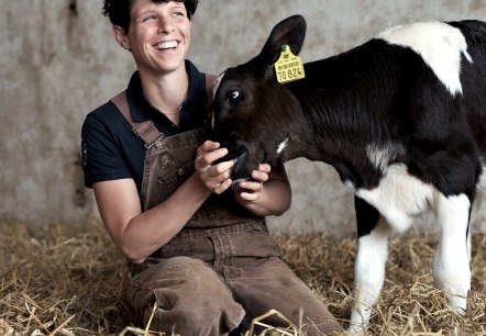 Kalb im Stall, © Sonja Tobias/Engelshof Kalb im Stall, © Sonja Tobias/Engelshof
