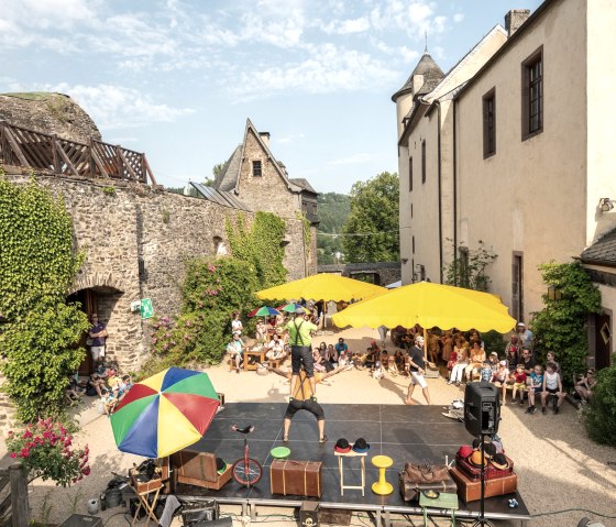 Innenhof Burg Neuerburg, © Eifel Tourismus GmbH / Dominik Ketz Innenhof Burg Neuerburg, © Eifel Tourismus GmbH / Dominik Ketz