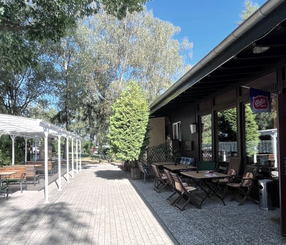 Außenterrasse am Gästehaus Feriendorf Pulvermaar, © Feriendorf Pulvermaar Außenterrasse am Gästehaus Feriendorf Pulvermaar, © Feriendorf Pulvermaar