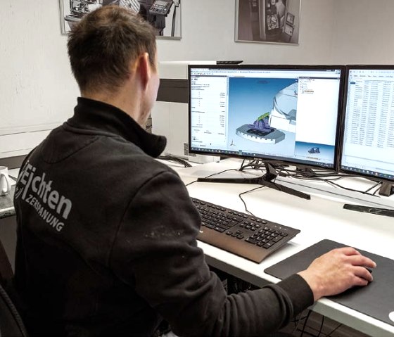 Bei der Planung am Rechner, © Eichten Werkzeugmaschinen GmbH Bei der Planung am Rechner, © Eichten Werkzeugmaschinen GmbH