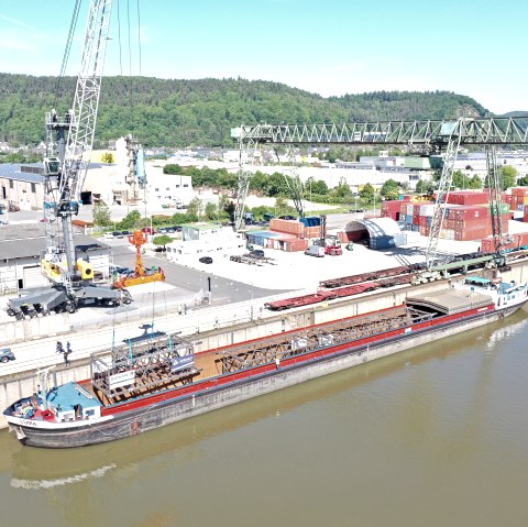 Ein Binnenschiff wird verladen, © Trierer Hafengesellschaft mbH Ein Binnenschiff wird verladen, © Trierer Hafengesellschaft mbH