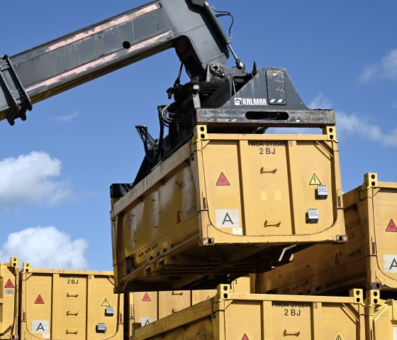 Die Reachstacker sind wendig und heben die Container vom LKW auf die Schiene, © Eifel Tourismus/Petra Grebe Die Reachstacker sind wendig und heben die Container vom LKW auf die Schiene, © Eifel Tourismus/Petra Grebe