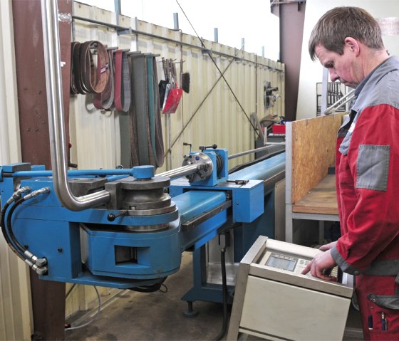 Bruno Just an der Dornbiegemaschine, © Emotec GmbH & Co. KG Bruno Just an der Dornbiegemaschine, © Emotec GmbH & Co. KG