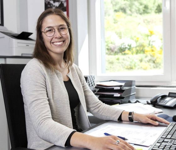 Mitarbeiterin im Büro, © FELUWA Pumpen GmbH Mitarbeiterin im Büro, © FELUWA Pumpen GmbH