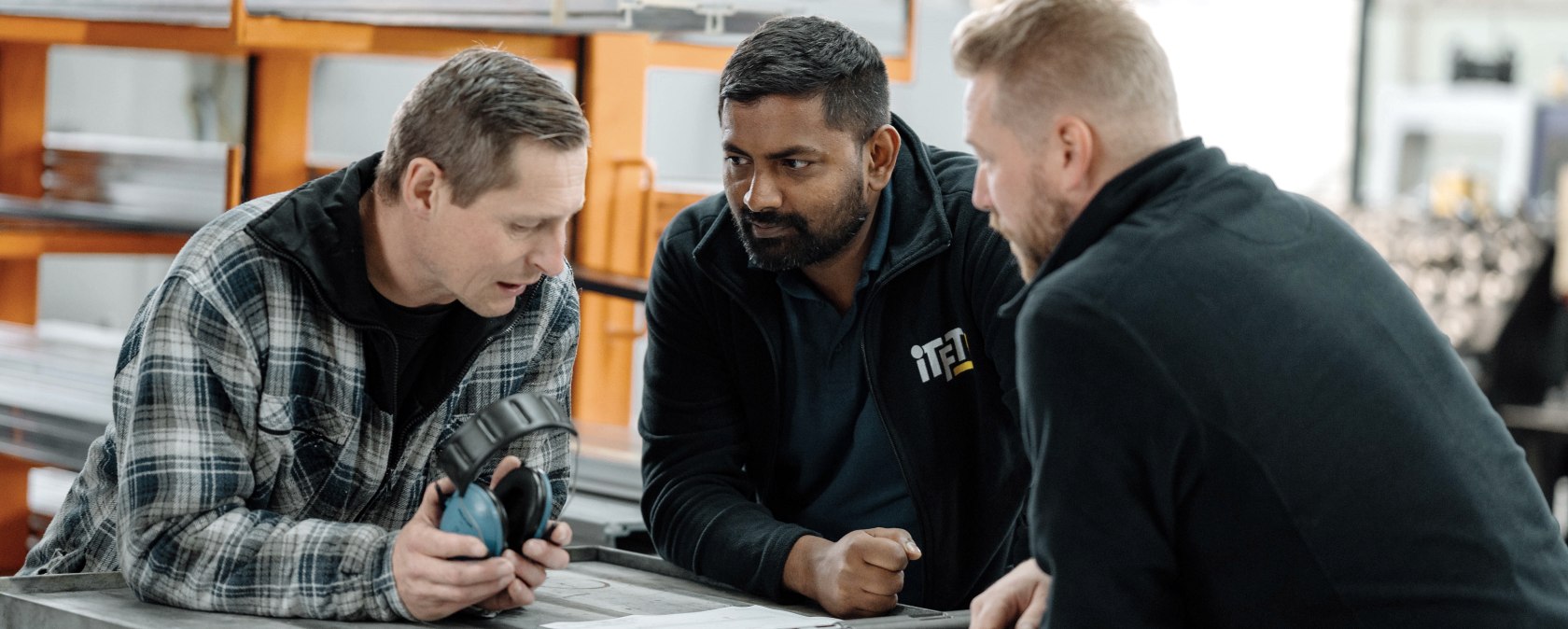 Mitarbeiter beratschlagen sich, © ITFT Mitarbeiter beratschlagen sich, © ITFT