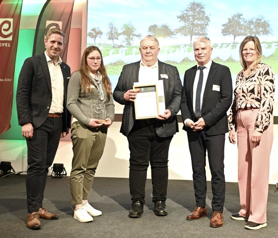 Der Geflügelhof Lausberg erhielt den EIFEL Award "Regionale Wertschöpfung", © Eifel Tourismus GmbH/Petra Grebe Der Geflügelhof Lausberg erhielt den EIFEL Award "Regionale Wertschöpfung", © Eifel Tourismus GmbH/Petra Grebe