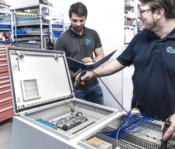 Mitarbeiter bei der Prüfung, © Quality Automation GmbH Mitarbeiter bei der Prüfung, © Quality Automation GmbH