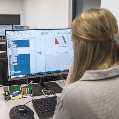 Mitarbeiterin in der Entwicklungsabteilung, © S&D Blechtechnologie GmbH Mitarbeiterin in der Entwicklungsabteilung, © S&D Blechtechnologie GmbH