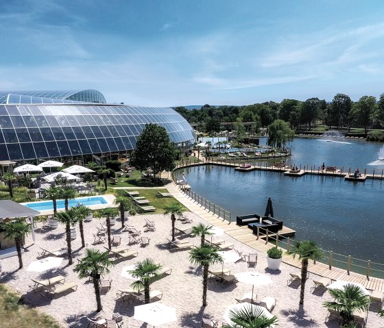 Der Strand der Therme Euskirchen mit großem Natursee, © Therme Euskirchen Der Strand der Therme Euskirchen mit großem Natursee, © Therme Euskirchen