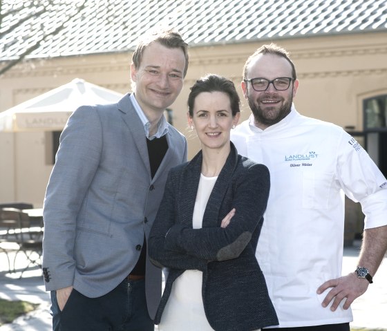 Eigentümer Johannes von Bemberg (li) sowie Katharina und Oliver Röder, © Landlust Burg Flamersheim Eigentümer Johannes von Bemberg (li) sowie Katharina und Oliver Röder, © Landlust Burg Flamersheim