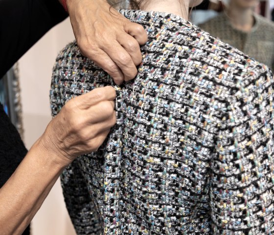 Bei der Anprobe, © Margret Gasper Bei der Anprobe, © Margret Gasper