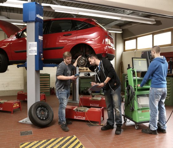 Schüler in der KFZ-Werkstatt, © Berufsbildungszentrum Euskirchen Schüler in der KFZ-Werkstatt, © Berufsbildungszentrum Euskirchen
