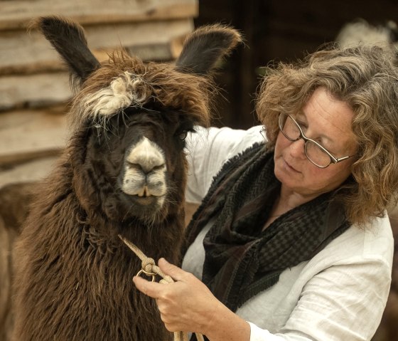 Julietta Baums bei der Pflege einer ihrer Lamas, © nomad Julietta Baums bei der Pflege einer ihrer Lamas, © nomad