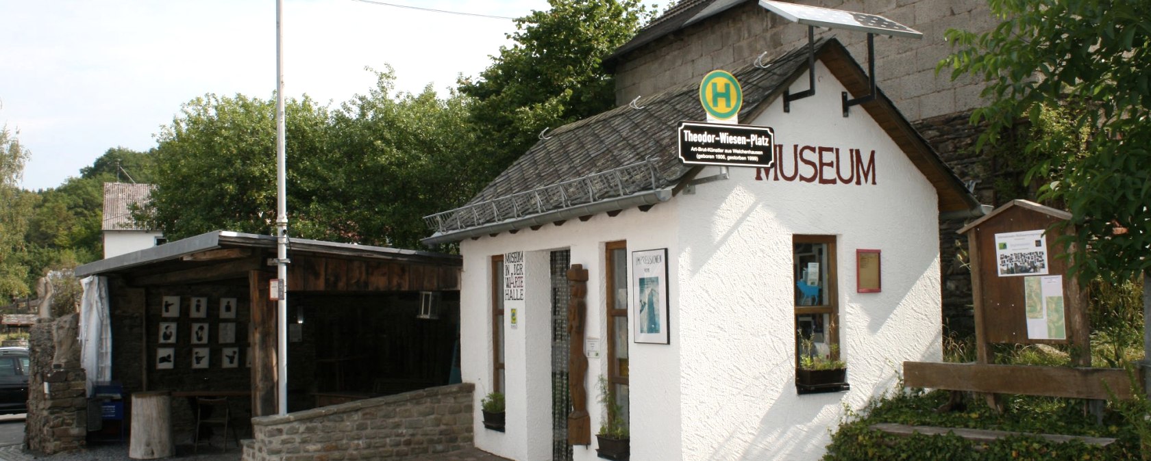 Das „wArtehalle“-Museum Welchenhausen. Etwas so Unwahrscheinliches hätte man im 30-Einwohner-Dorf nicht erwartet. , © Eifel hautnah, Stefan Lieser Das „wArtehalle“-Museum Welchenhausen. Etwas so Unwahrscheinliches hätte man im 30-Einwohner-Dorf nicht erwartet. , © Eifel hautnah, Stefan Lieser