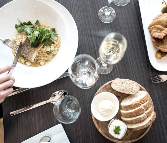 Im Restaurant Kaiserblick lässt es sich gut speisen, © Brockel-Schlimbach Im Restaurant Kaiserblick lässt es sich gut speisen, © Brockel-Schlimbach
